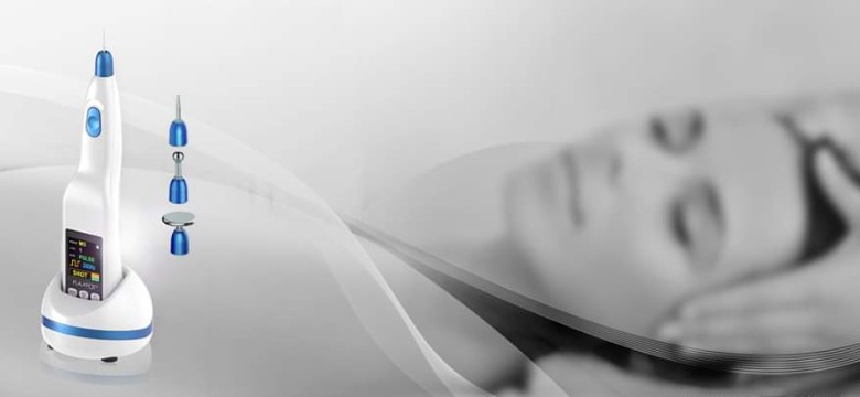 En hudvårdsenhet med tillbehör visas bredvid en suddig bild av en person som får en ansiktsbehandling.