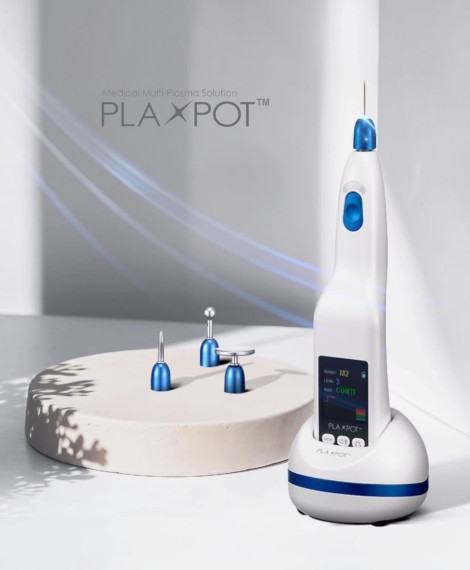 En vit och blå medicinsk utrustning märkt "Plaxpot" visas på ett runt stativ. Tre metallspetsar visas på en cirkulär plattform i bakgrunden.