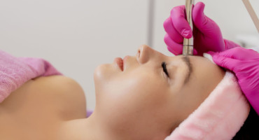 en kvinna får diamond glow behandling