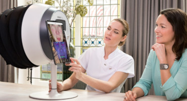 observ hudanalys diskuteras av behandlare och en kvinnlig kund