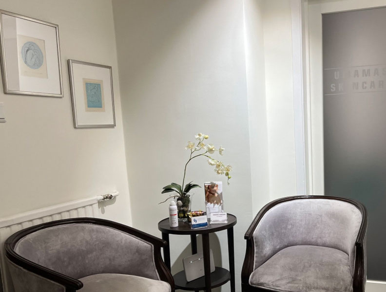 Bild från kliniken Umamas Skincare, med ett bord och två stolar
