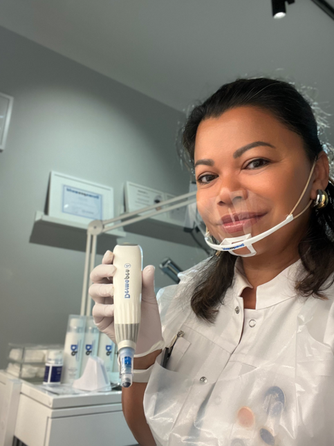 Umama håller i en Dermapen 4